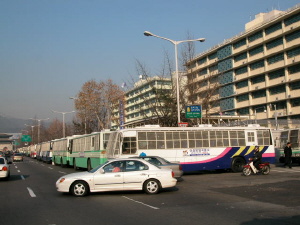 <미대사관을 둘러 싼 ‘이동방범소’> 